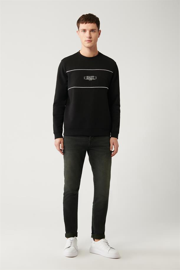 Siyah Bisiklet Yaka İnterlok Kumaş Göğsü Baskılı ve Biye Detaylı Regular Fit Standart Kesim Sweatshirt