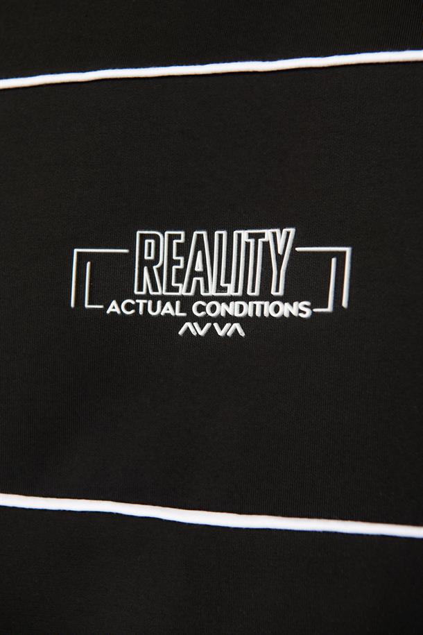 Siyah Bisiklet Yaka İnterlok Kumaş Göğsü Baskılı ve Biye Detaylı Regular Fit Standart Kesim Sweatshirt