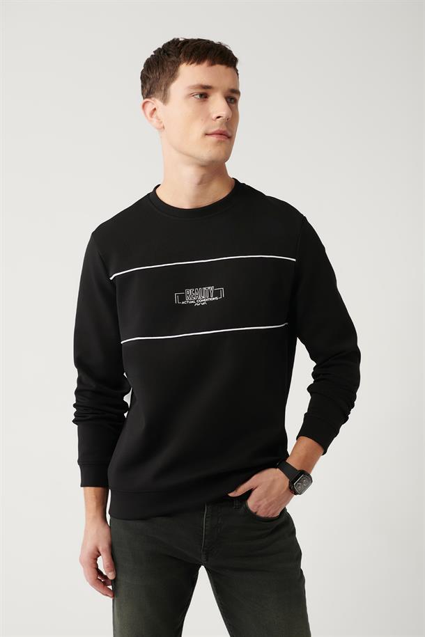 Siyah Bisiklet Yaka İnterlok Kumaş Göğsü Baskılı ve Biye Detaylı Regular Fit Standart Kesim Sweatshirt