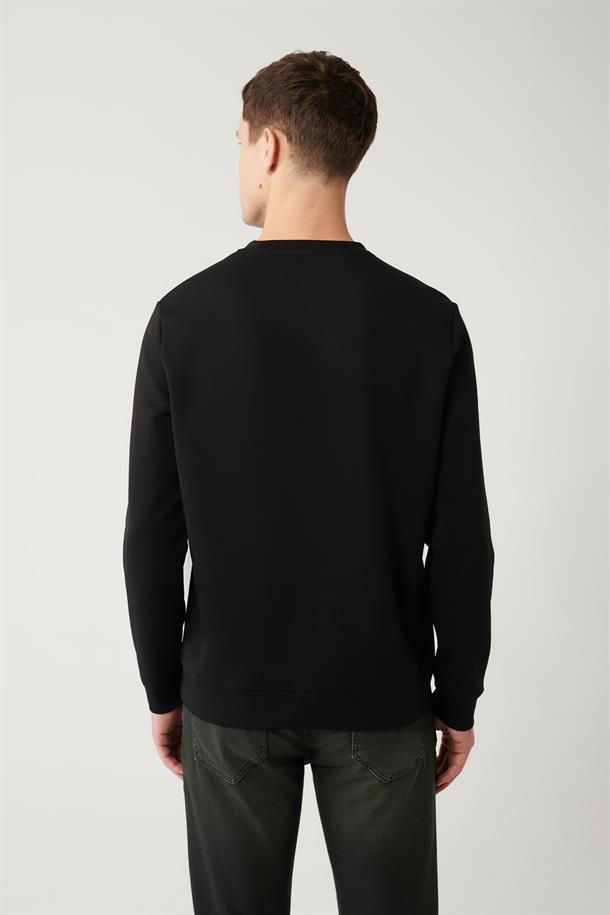 Siyah Bisiklet Yaka İnterlok Kumaş Göğsü Baskılı ve Biye Detaylı Regular Fit Standart Kesim Sweatshirt