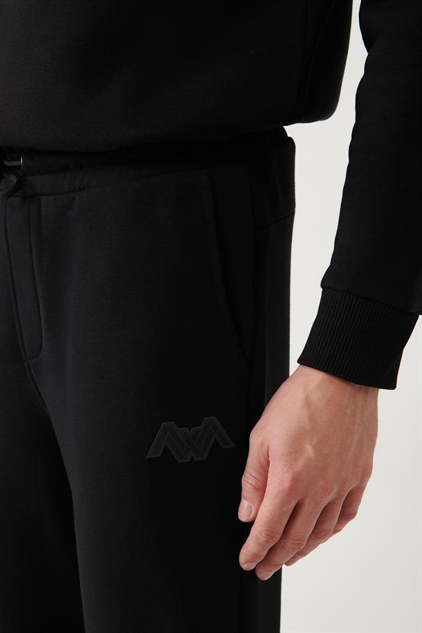 Siyah Cep Altı Flok Baskılı Jogger