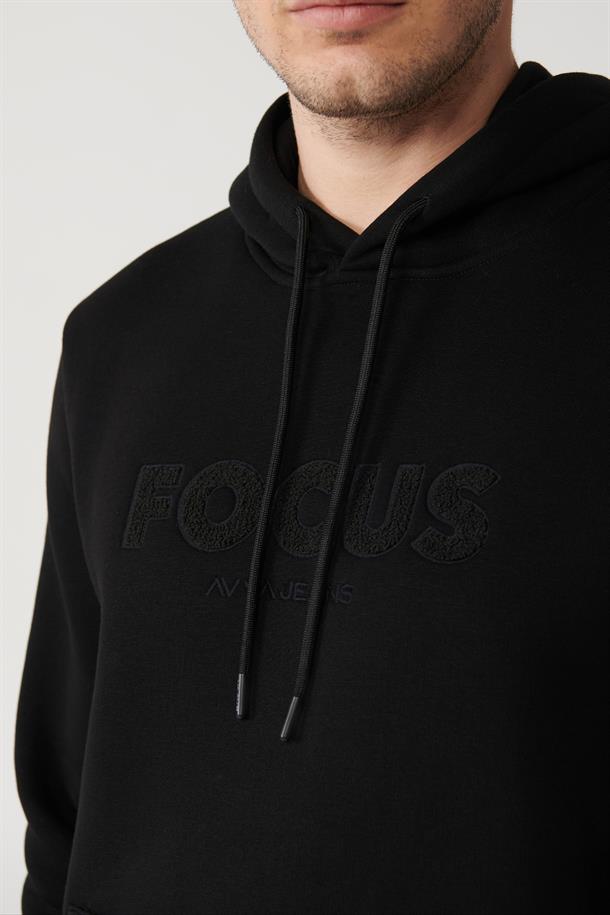 Siyah Şardonlu Kumaş Kapüşonlu Yaka Süzene Nakışlı Kanguru Cepli Sweatshirt