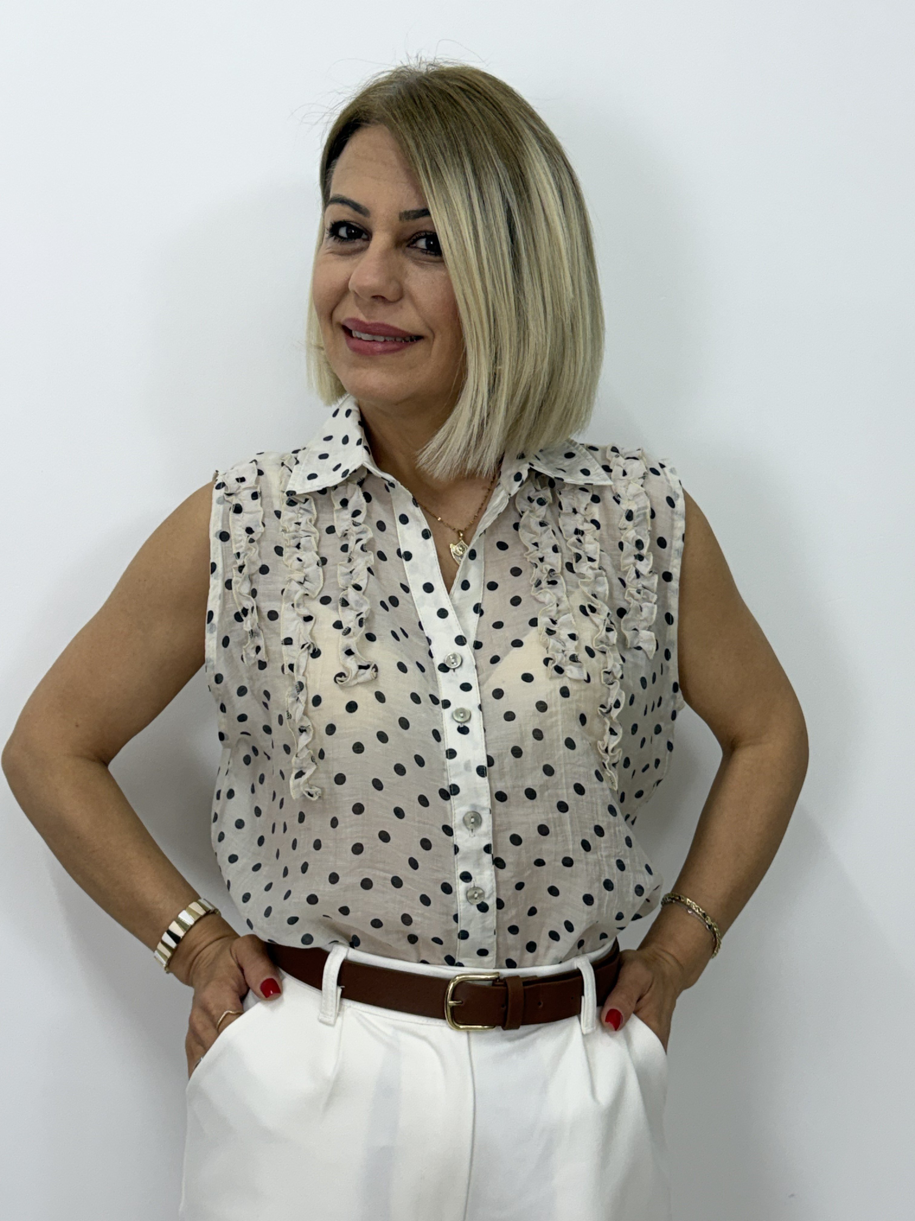 0946 Yarım Fırfır Detaylı, Kolsuz, Puantiyeli Şifon Gömlek