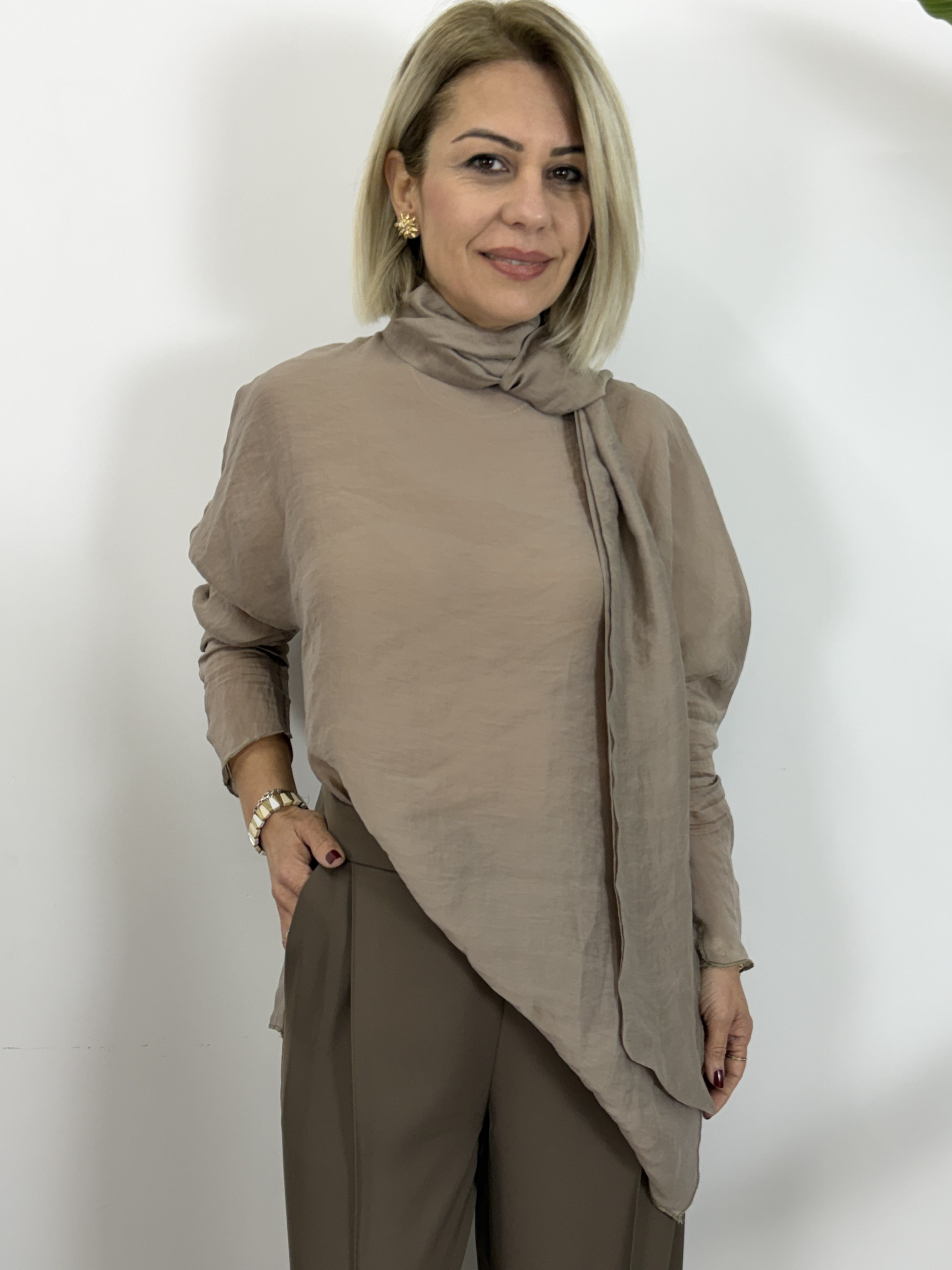 8164 Yan Yırtmaçlı, Dik Yaka, Flar Detay, Keten Bluz