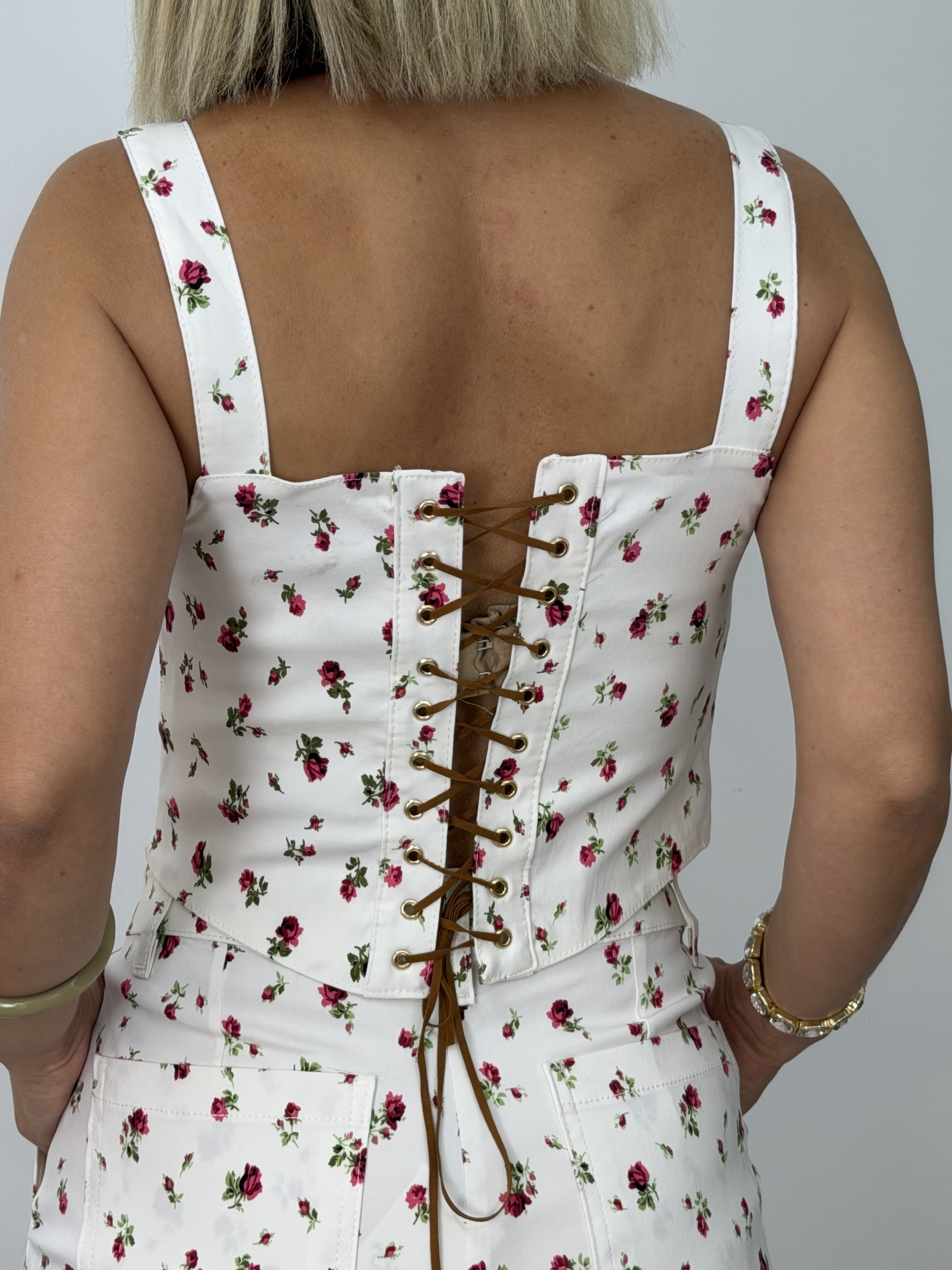 8355 Gül Desenli, Sırt Bağcıklı Crop, Bol Paça Pantolon Takım