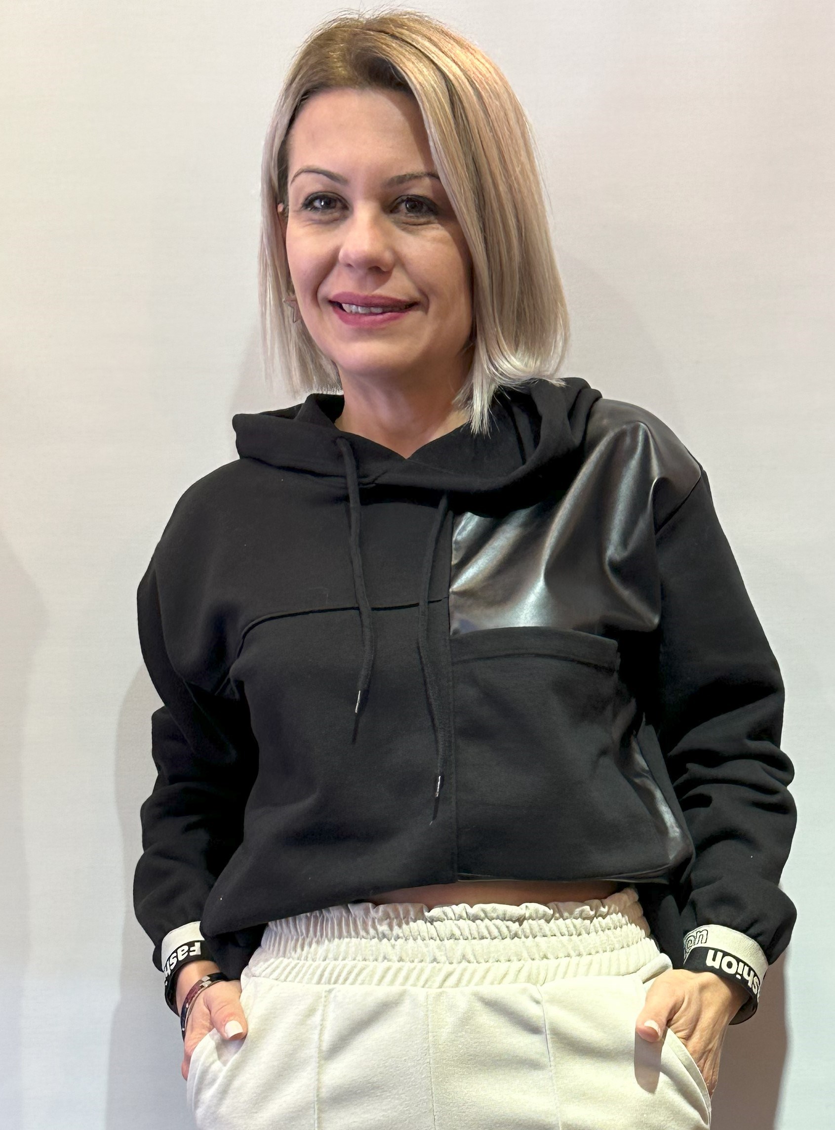 DERİ GARNİLİ ETEK VE KOL MANSET YAZILI SWEAT