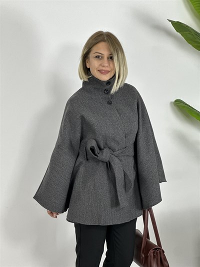 2220 BEL KUŞAKLI, YAKA ÇİFT DÜĞME DETAY, KAŞE PANÇO