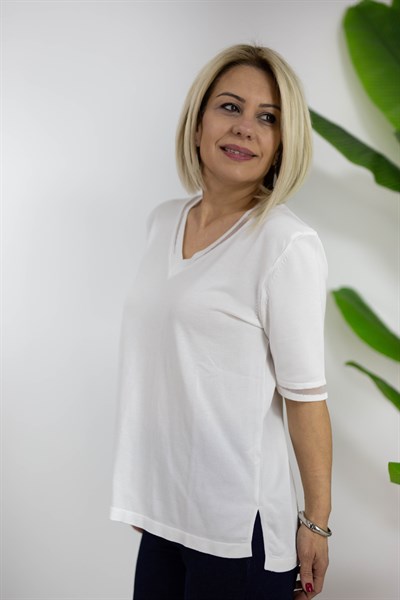 304 V YAKA, YAKA VE KOL UCU SİMLİ TÜL GEÇİŞLİ KISA KOL BLUZ