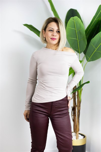 6527 DÜŞÜK OMUZ, BELİ BÜZGÜLÜ VE ASİMETRİK BLUZ