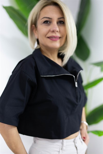 9422 DİK YAKA, FERMUARLI, KISA KOL BLUZ