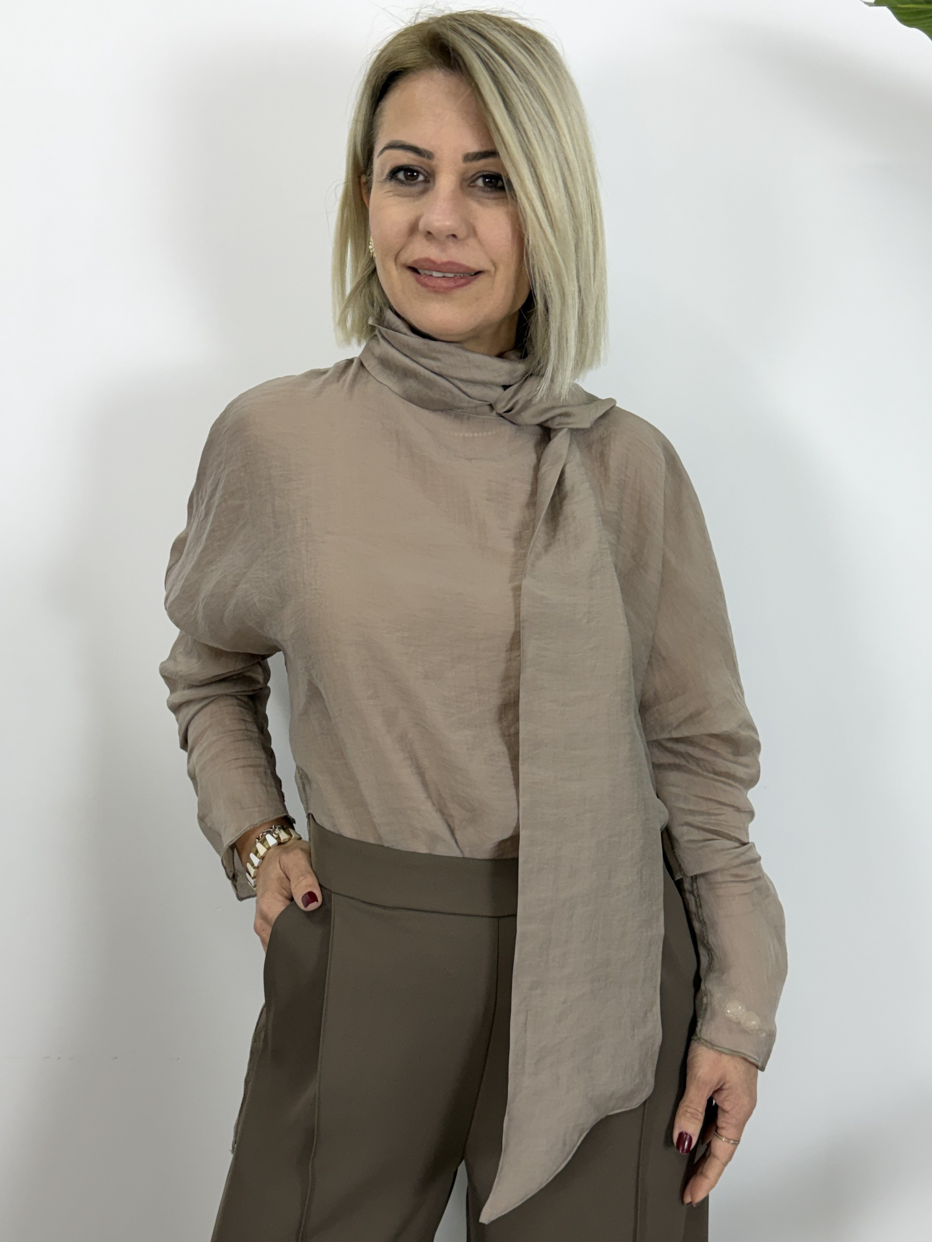 8164 Yan Yırtmaçlı, Dik Yaka, Flar Detay, Keten Bluz
