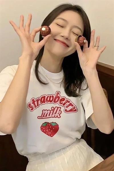 Beyaz Unisex Strawberry Milk Yazılı T-Shirt