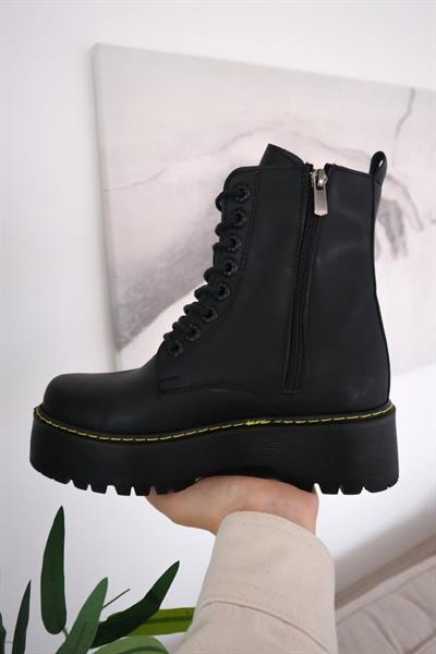 Siyah Martens Postal Bot Ayakkabı