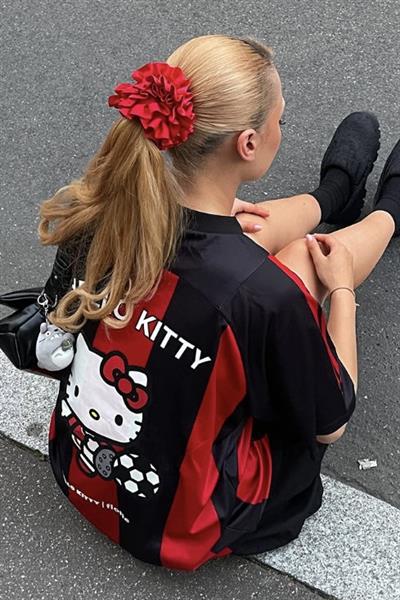 Kırmızı Siyah Çubuklu Jersey Hello Kitty& Flotte T-Shirt