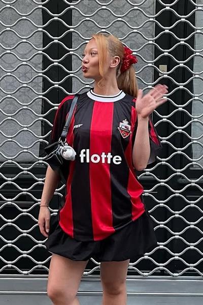 Kırmızı Siyah Çubuklu Jersey Hello Kitty& Flotte T-Shirt