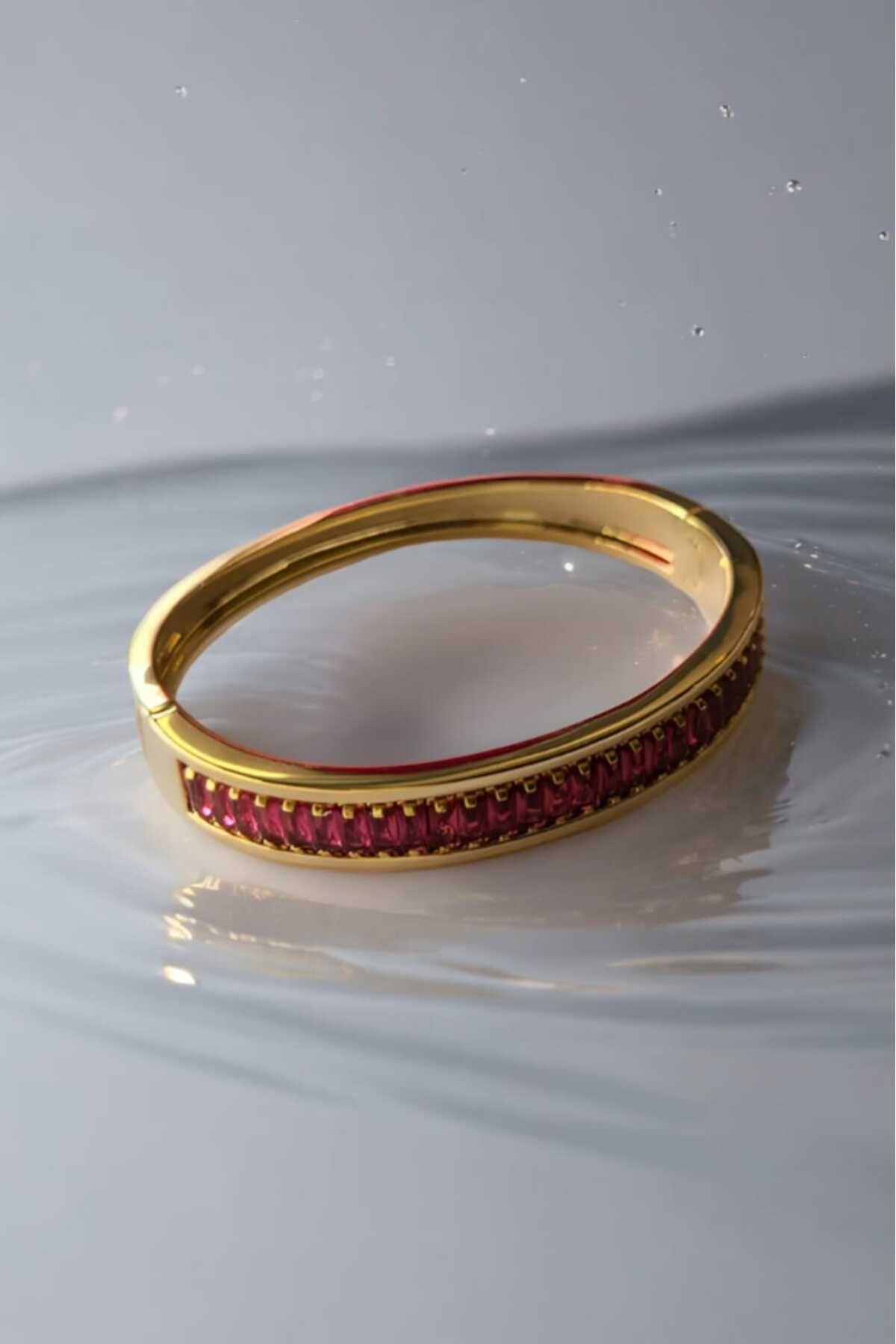 Kırmızı Taşlı Gold Renkli Kelepçe Bileklik