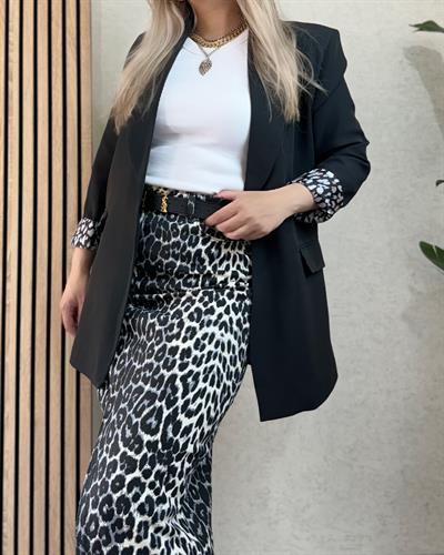 Siyah duble kumaş leopar astar ve kol detaylı ince uzun ceket