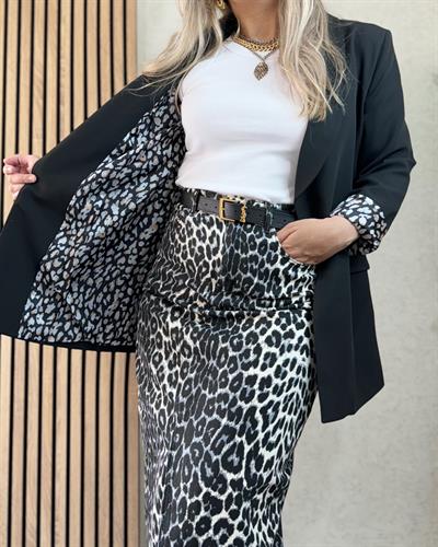 Siyah duble kumaş leopar astar ve kol detaylı ince uzun ceket