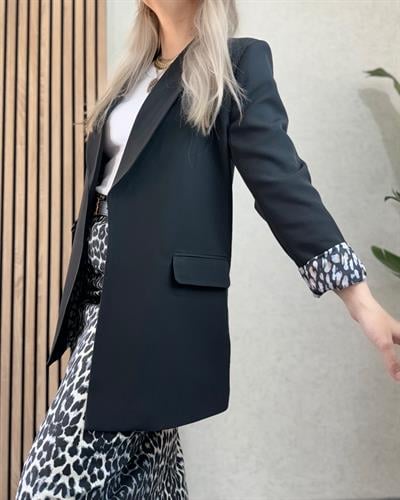 Siyah duble kumaş leopar astar ve kol detaylı ince uzun ceket