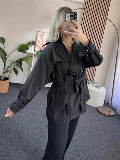 SİYAH KISA MODEL KEMERLİ TRENÇKOT