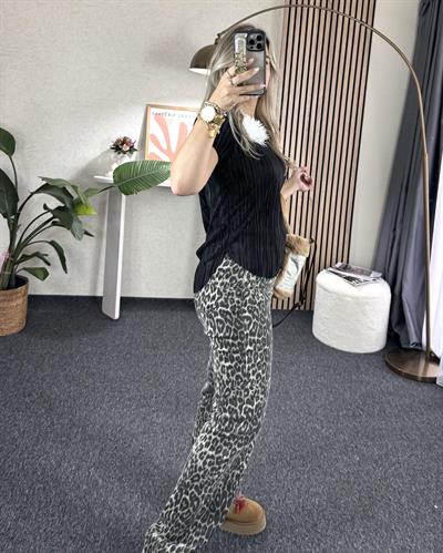 Beyaz çiçek detaylı pliseli tshirt