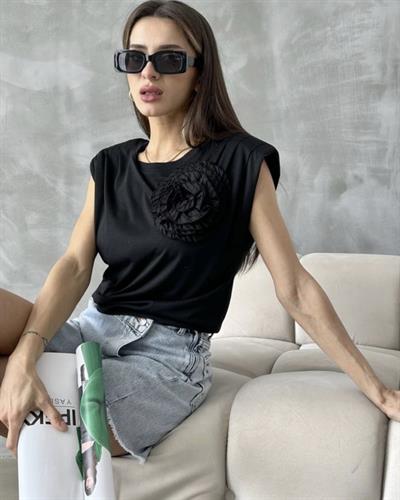 Siyah vatkalı gül detaylı tshirt
