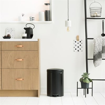 Brabantia Newicon Matt Black Pedalli Çöp Kutusu 20 L