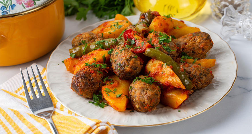 Fırında Köfte Patates Tarifi: Tek Tepside Kolay Akşam Yemeği