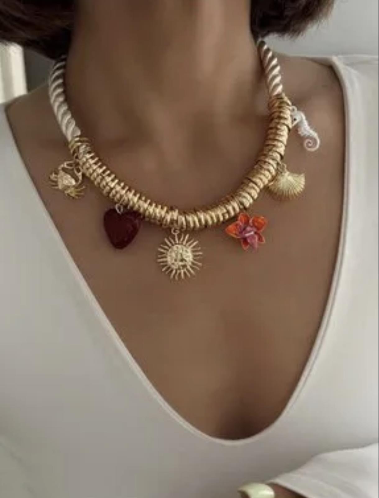 Aksesuar Detaylı Sarı Kolye