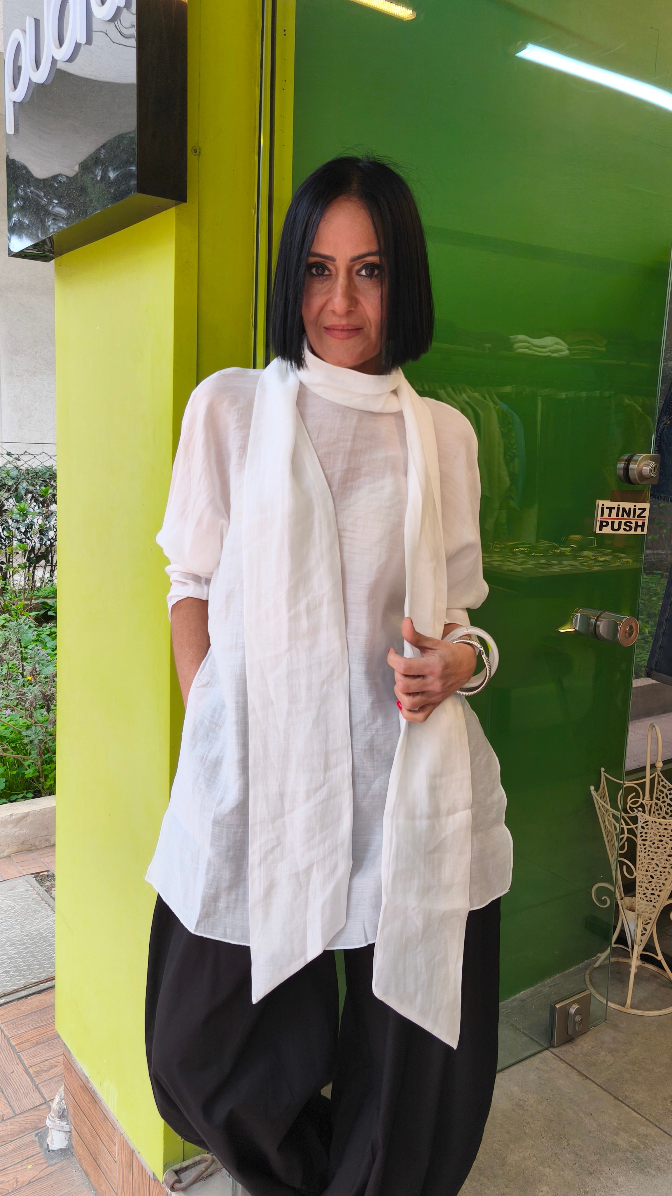 Beyaz Kendinden Fularlı Gömlek