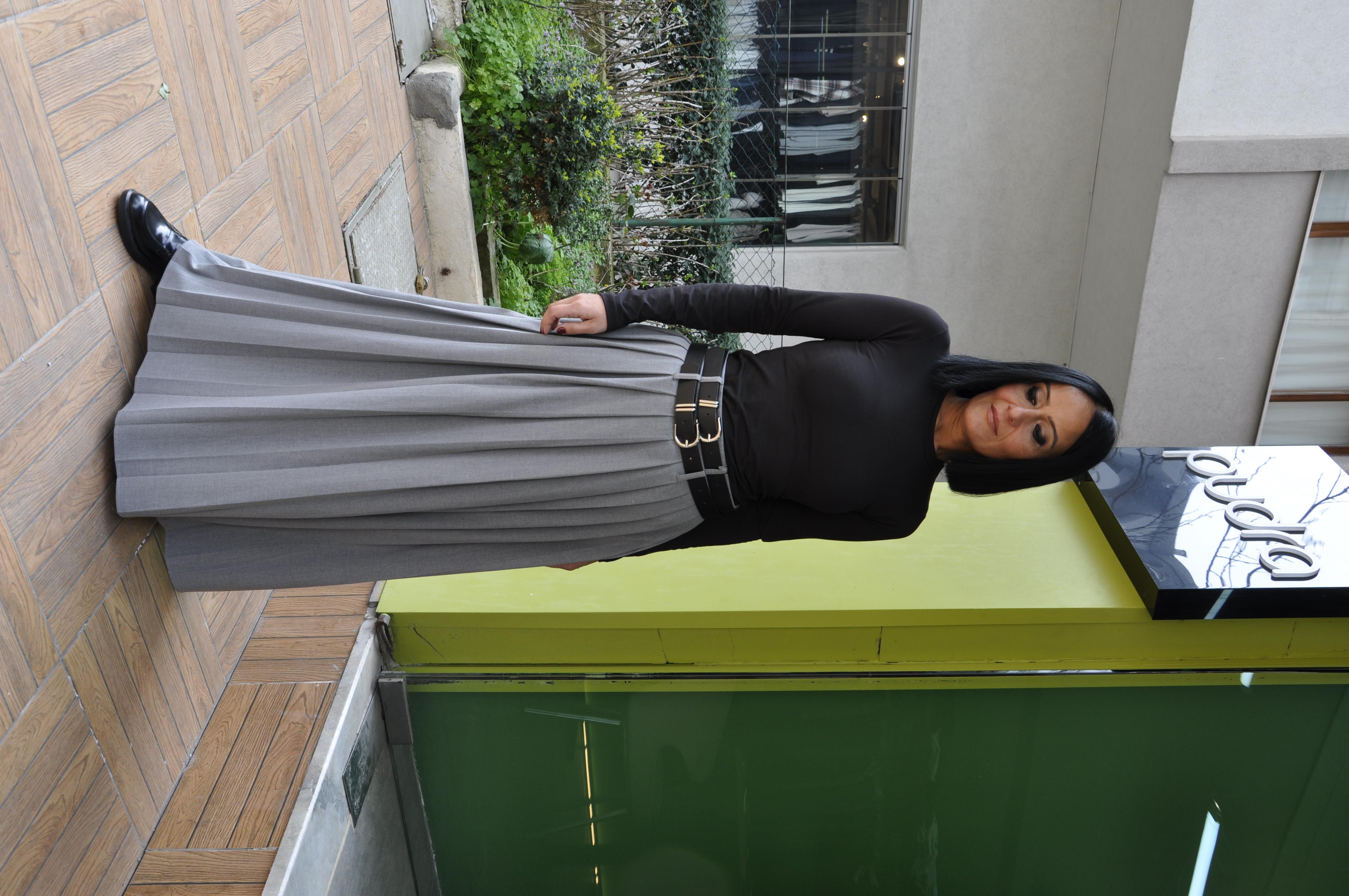 Gri,Pliseli Yırtmaçlı Etek