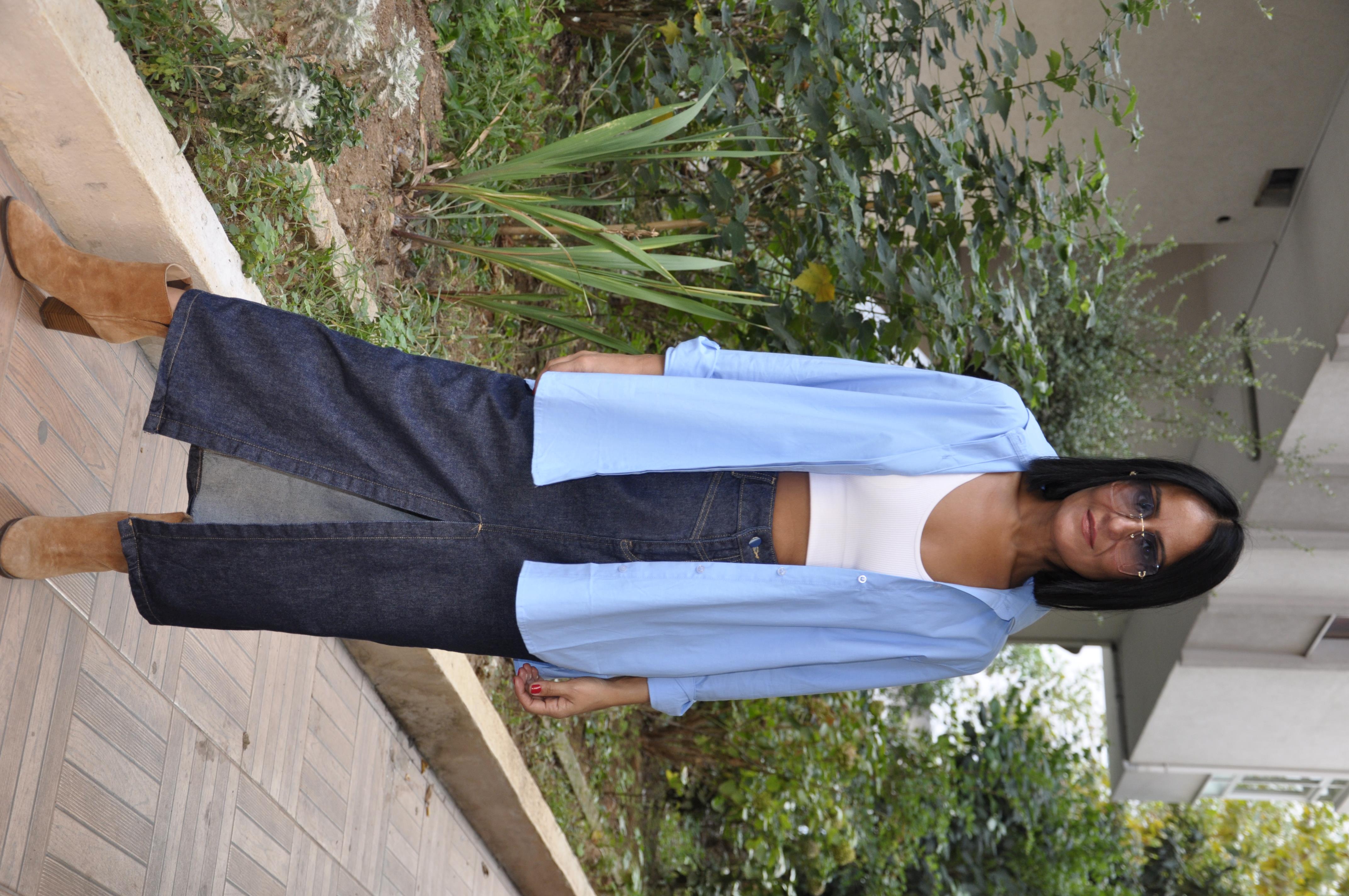 Mavi Sırt Düğmeli Gömlek