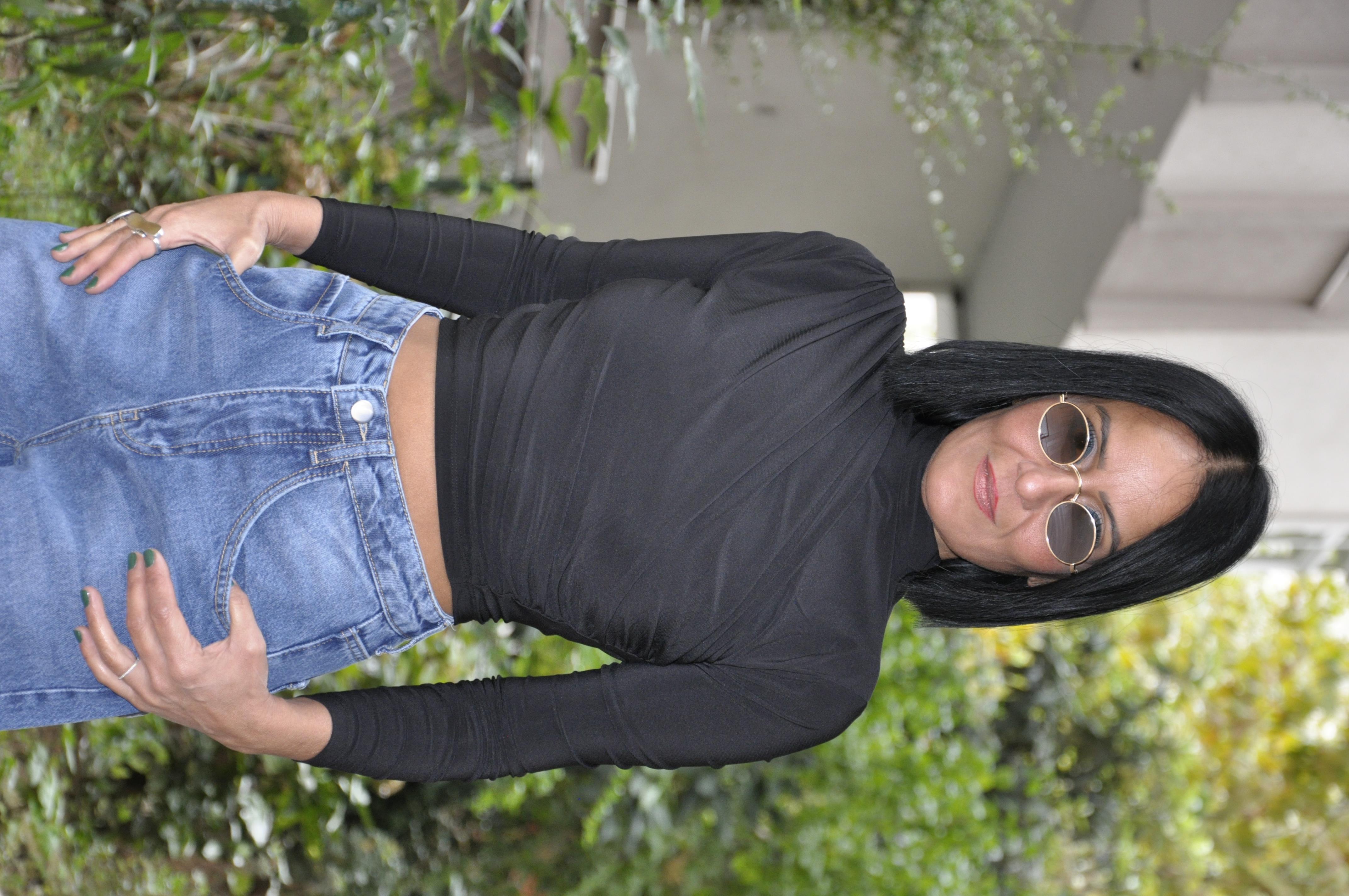 Siyah Omuzdan Büzgülü Crop Top