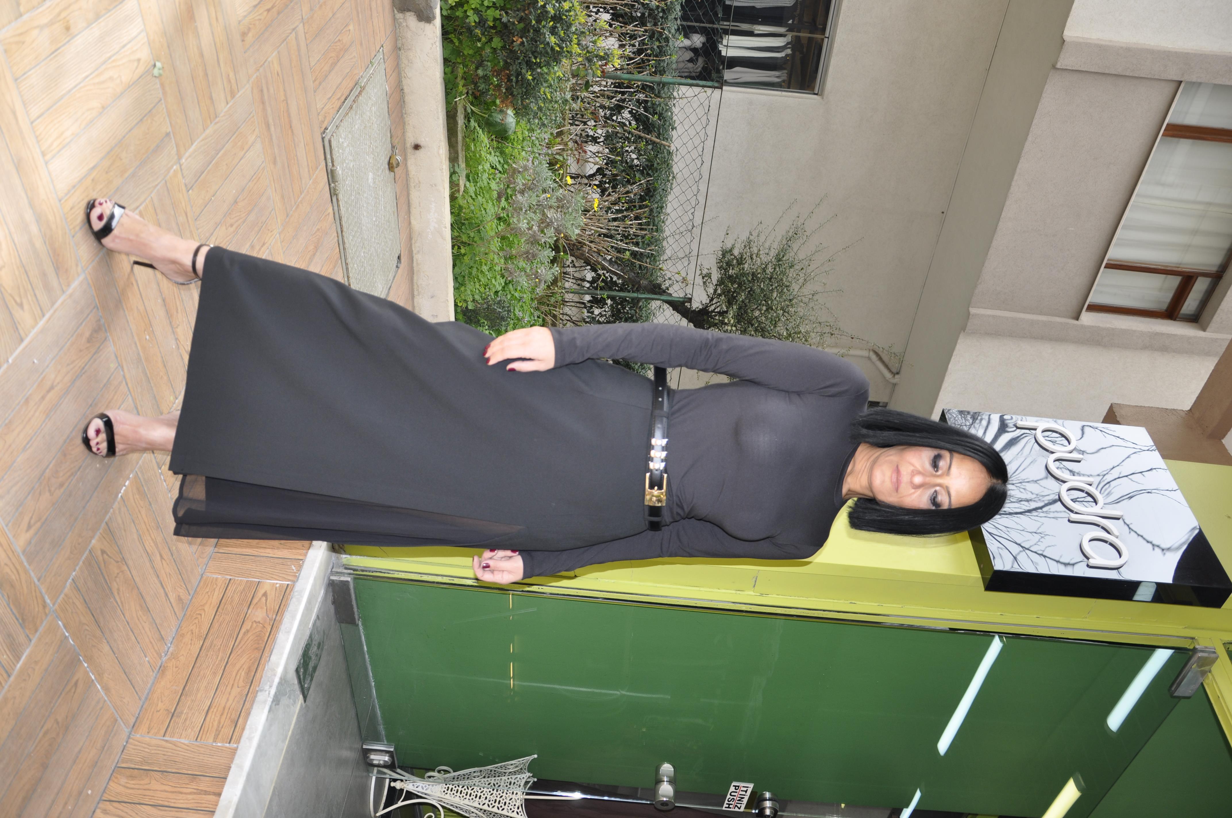 Siyah Yırtmaçlı Etek