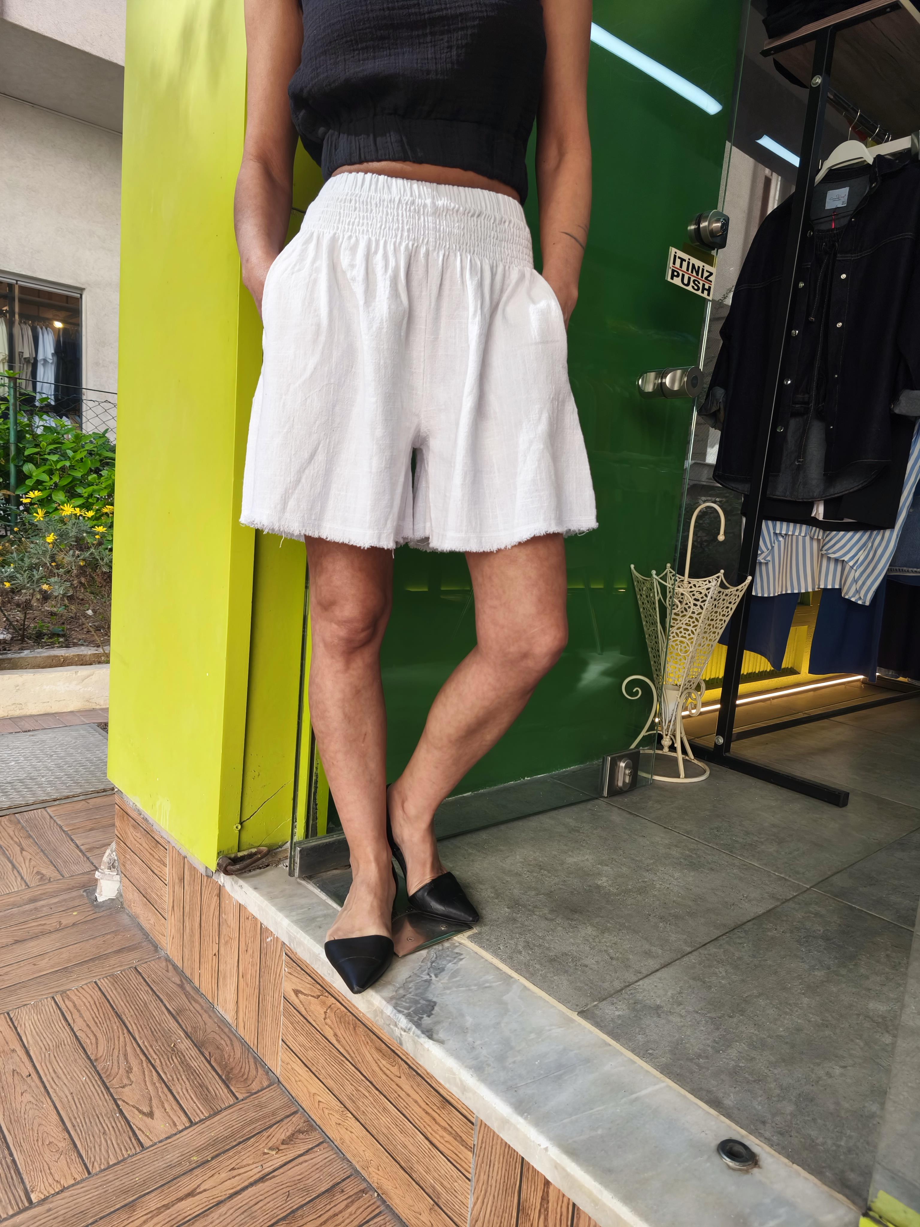 Beyaz Renk Keten Görünümlü Şort