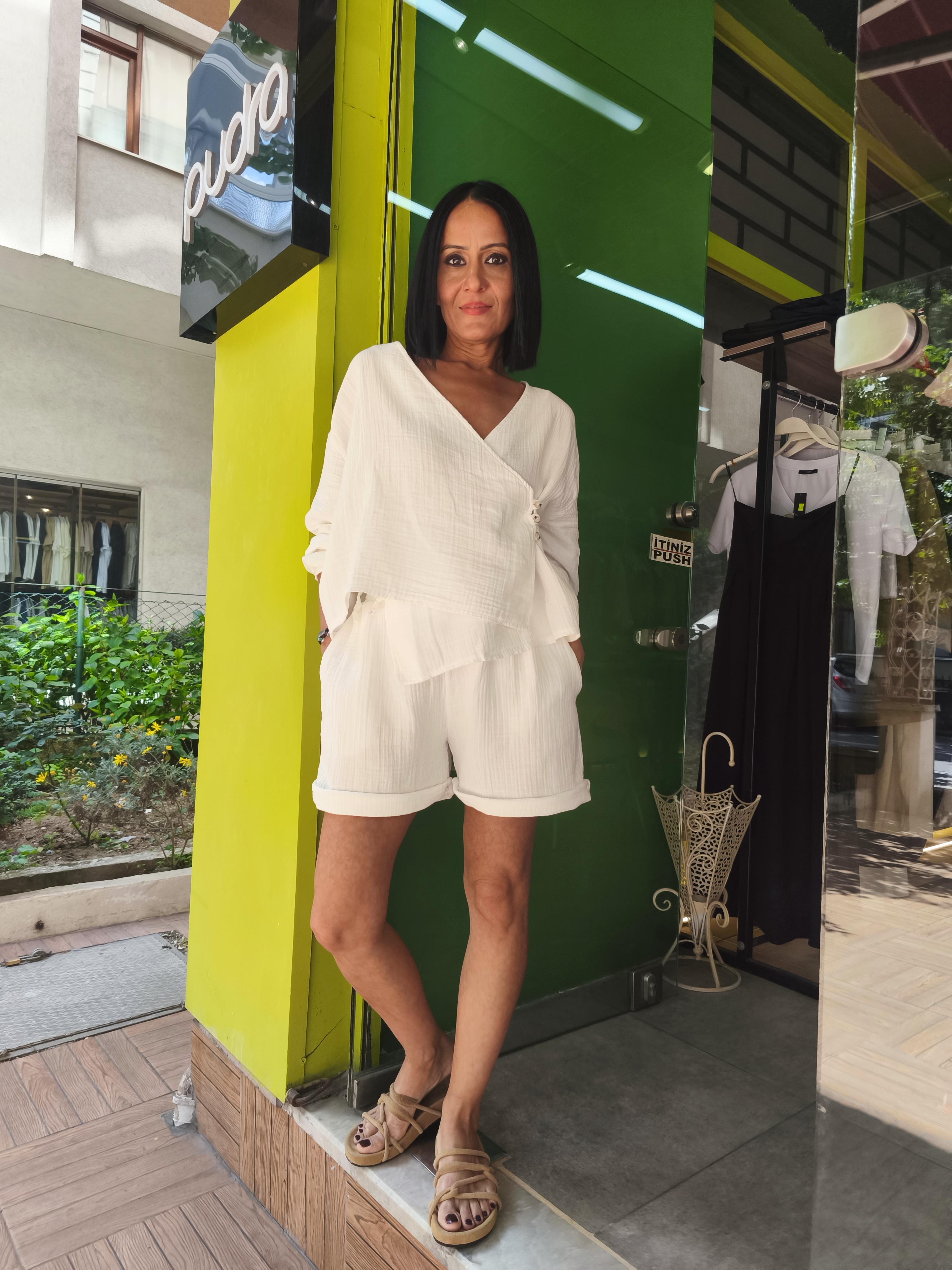 Beyaz Şortlu Takım