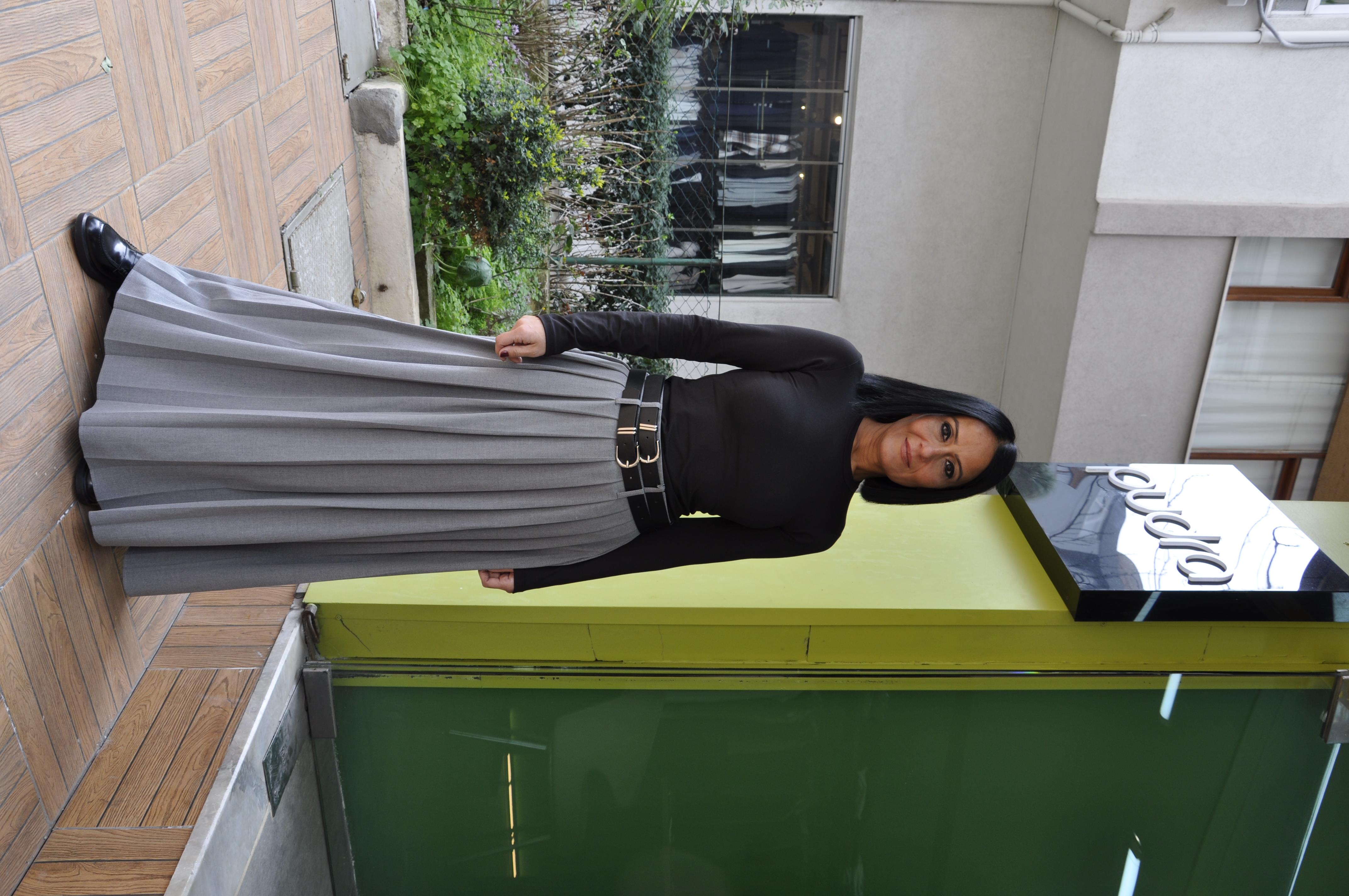 Gri,Pliseli Yırtmaçlı Etek