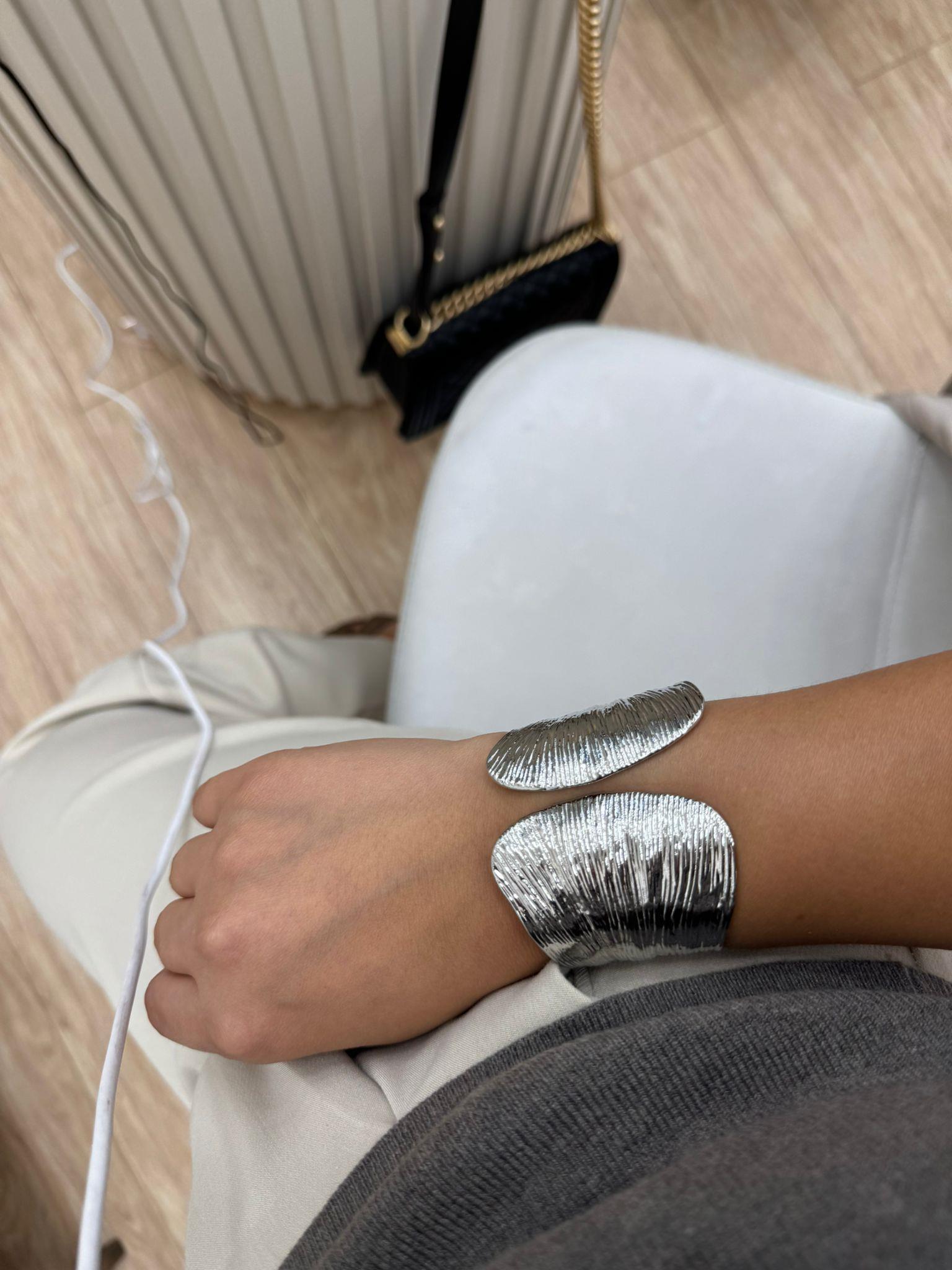 Mavi El Yapımı Örme Bileklik