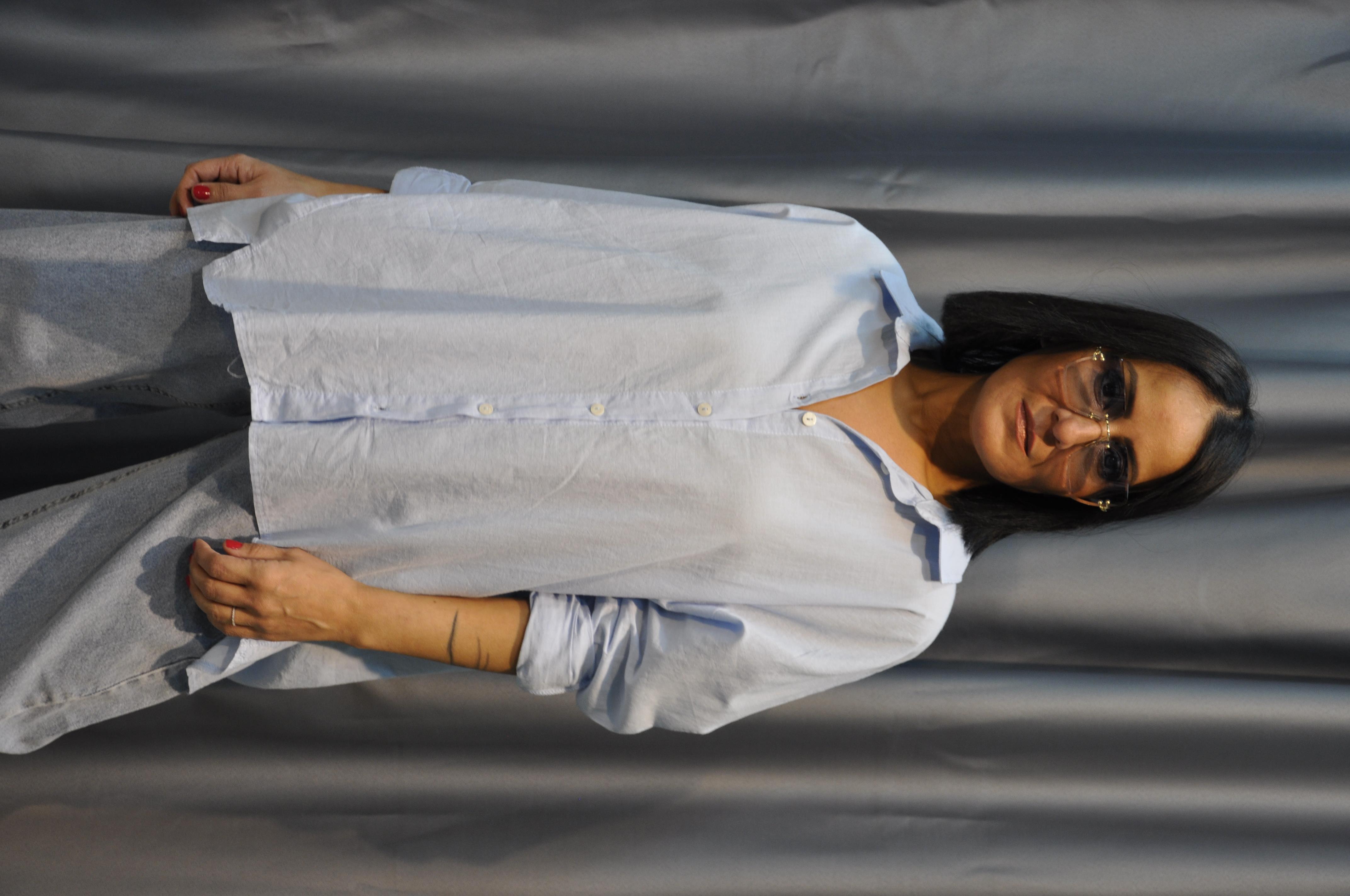 Mavi Sırt Yırtmaçlı Gömlek