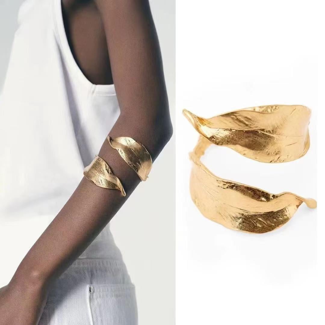 Pembe El Yapımı Örme Bileklik