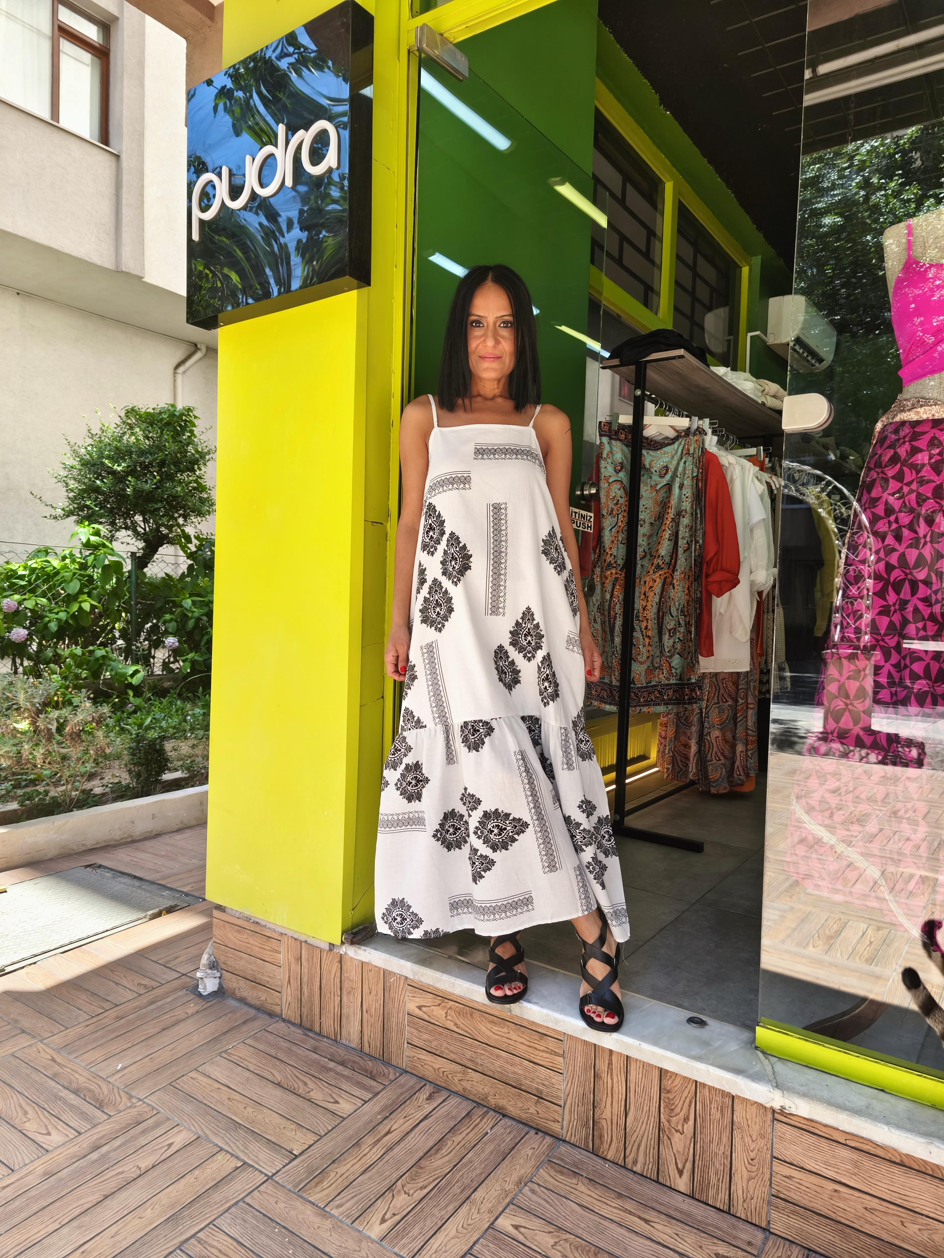 Siyah Desenli Beyaz Elbise