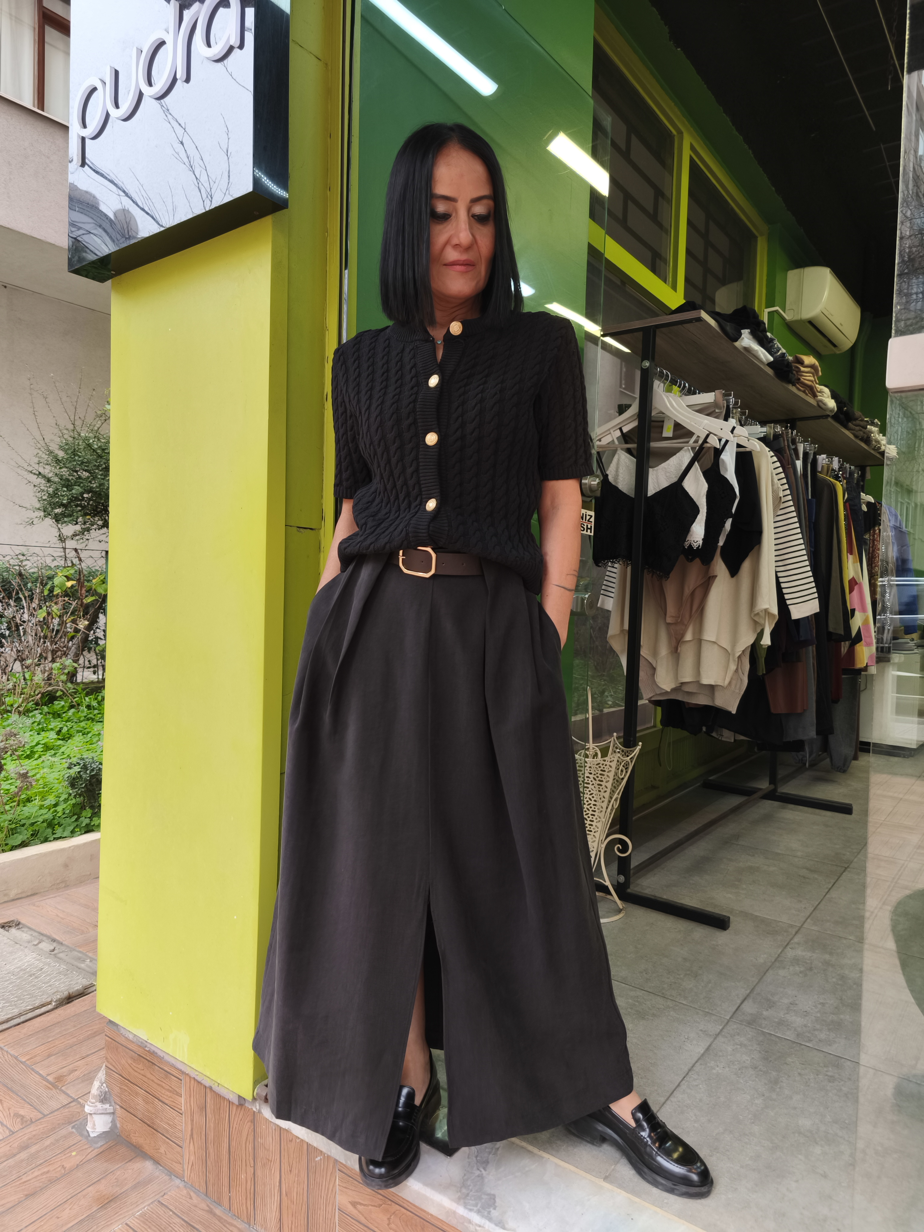 Siyah Önden Yırtmaçlı Etek