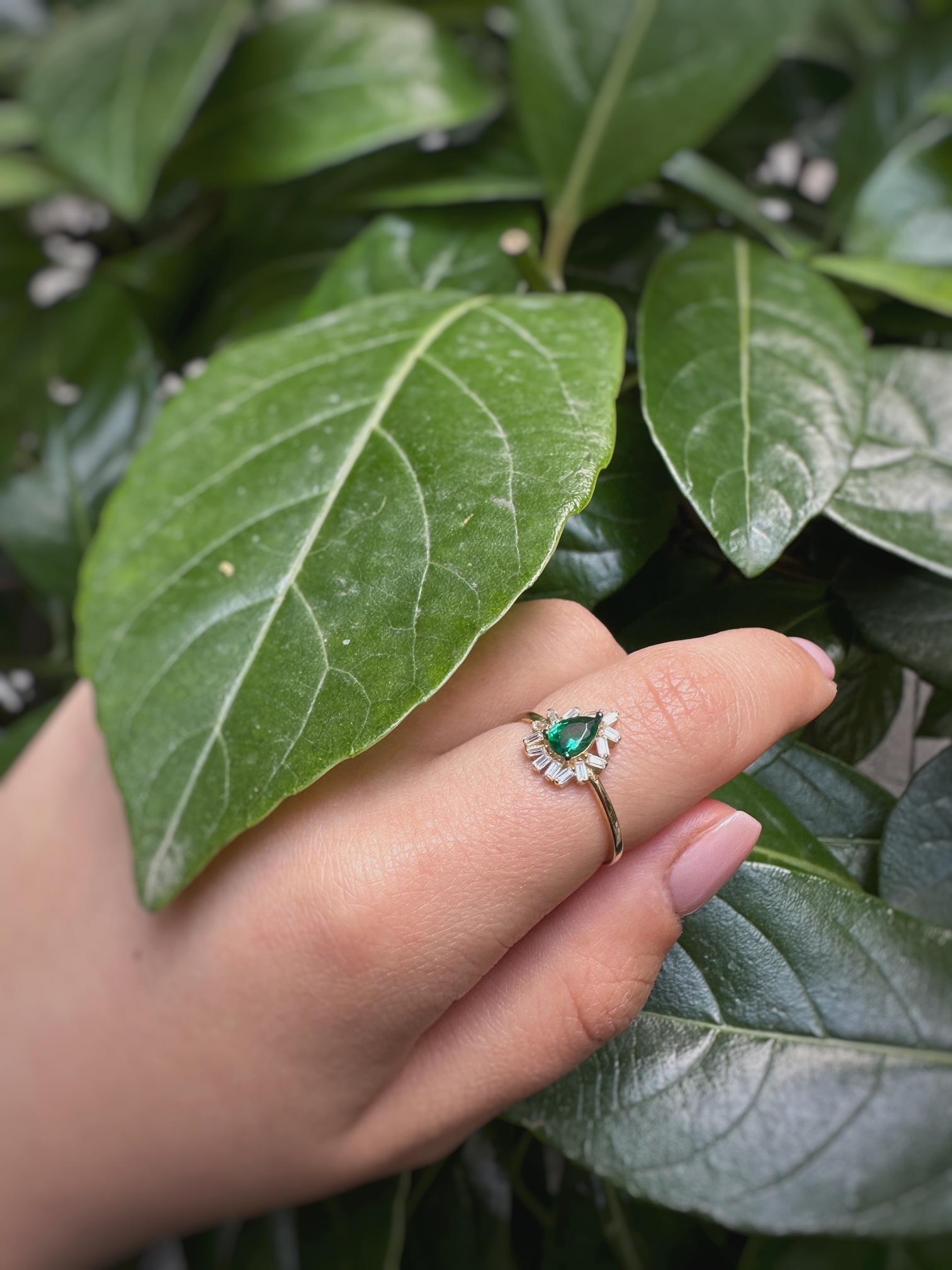 14 Ayar Altın Damla Yeşil Taşlı Yüzük