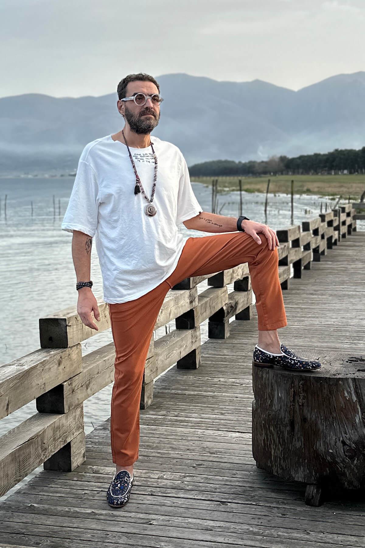 Yakası Nakışlı Kolu El İşlemeli T-Shirt Beyaz
