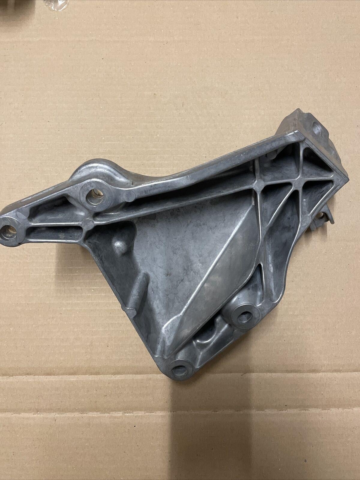 ALÜMİNYUM MOTOR KULAĞI SOL M47N2 E87/E90