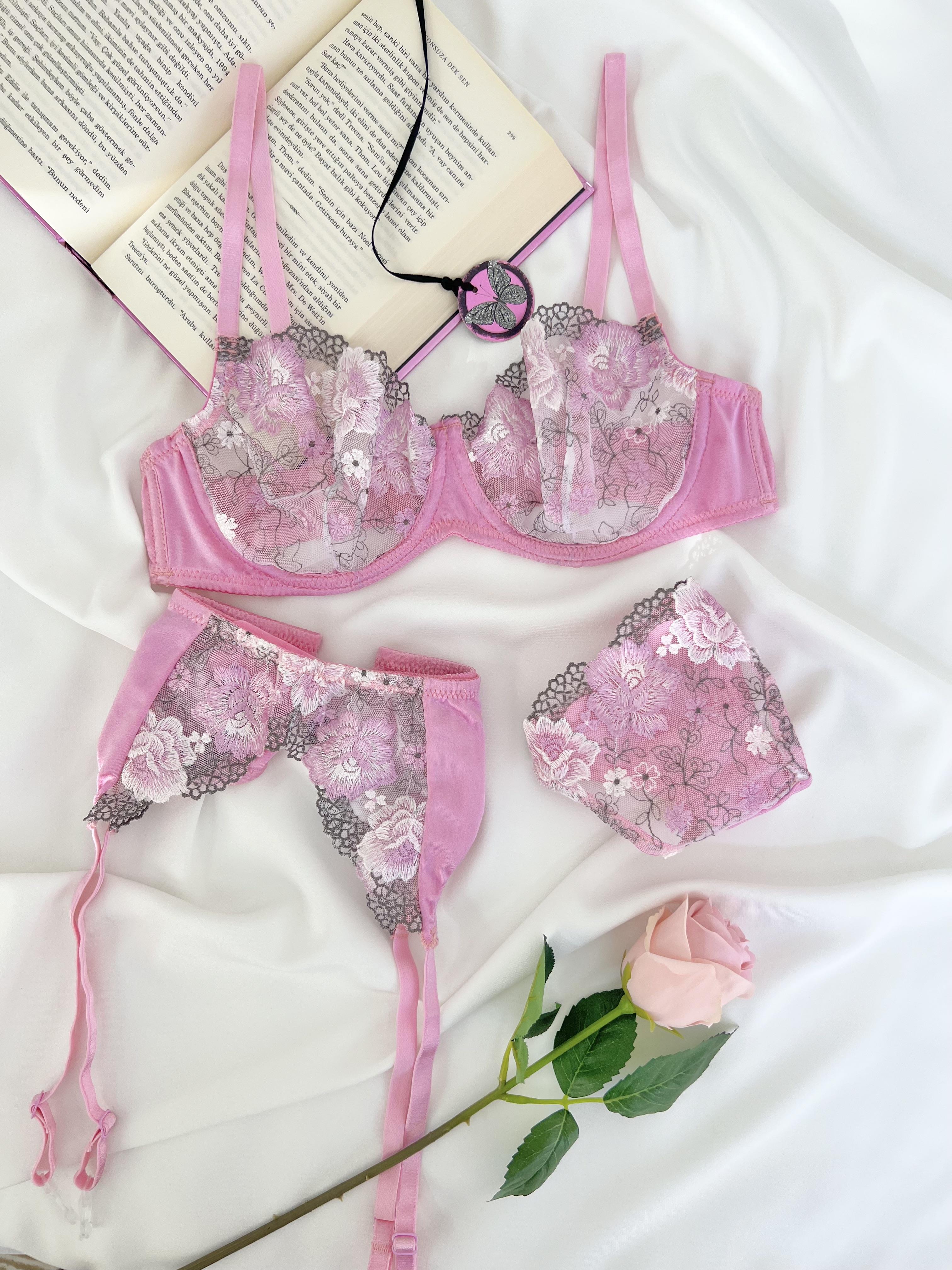 Camelia Pembe Çiçek Desenli Brode Kapsız Jartiyer Takım 3 Parça