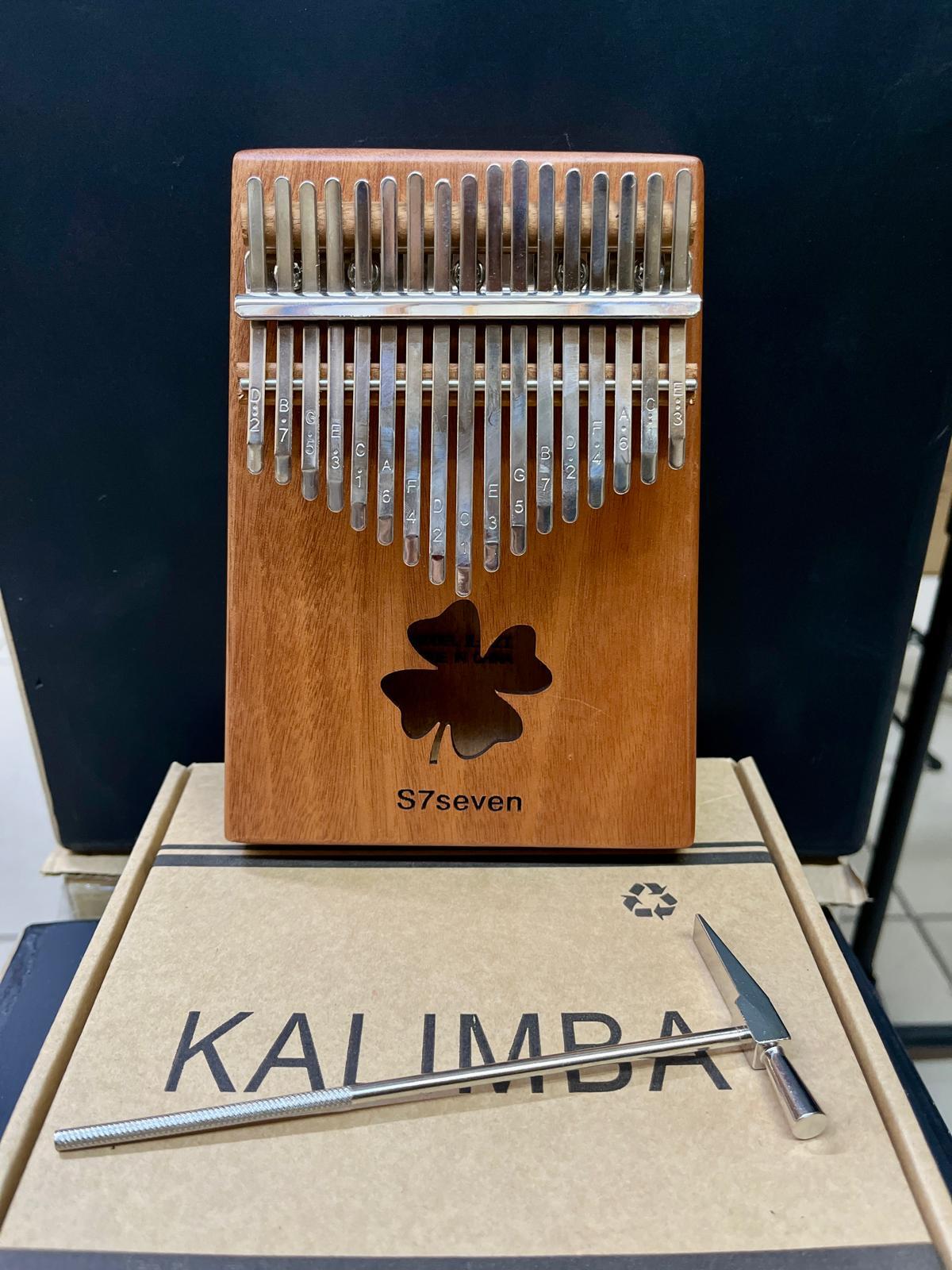 4 YAPRAKLI YONCA DESENLİ 17 TUŞLU KALİMBA KOD 5065