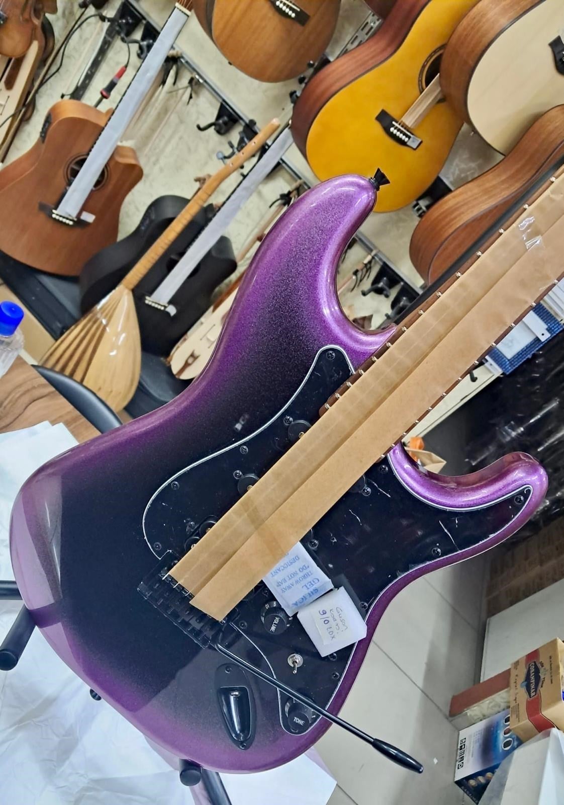 GUSON 2 SINGLE 1 HUMBUCKER PEMBE-SİYAH ELEKTRO GİTAR