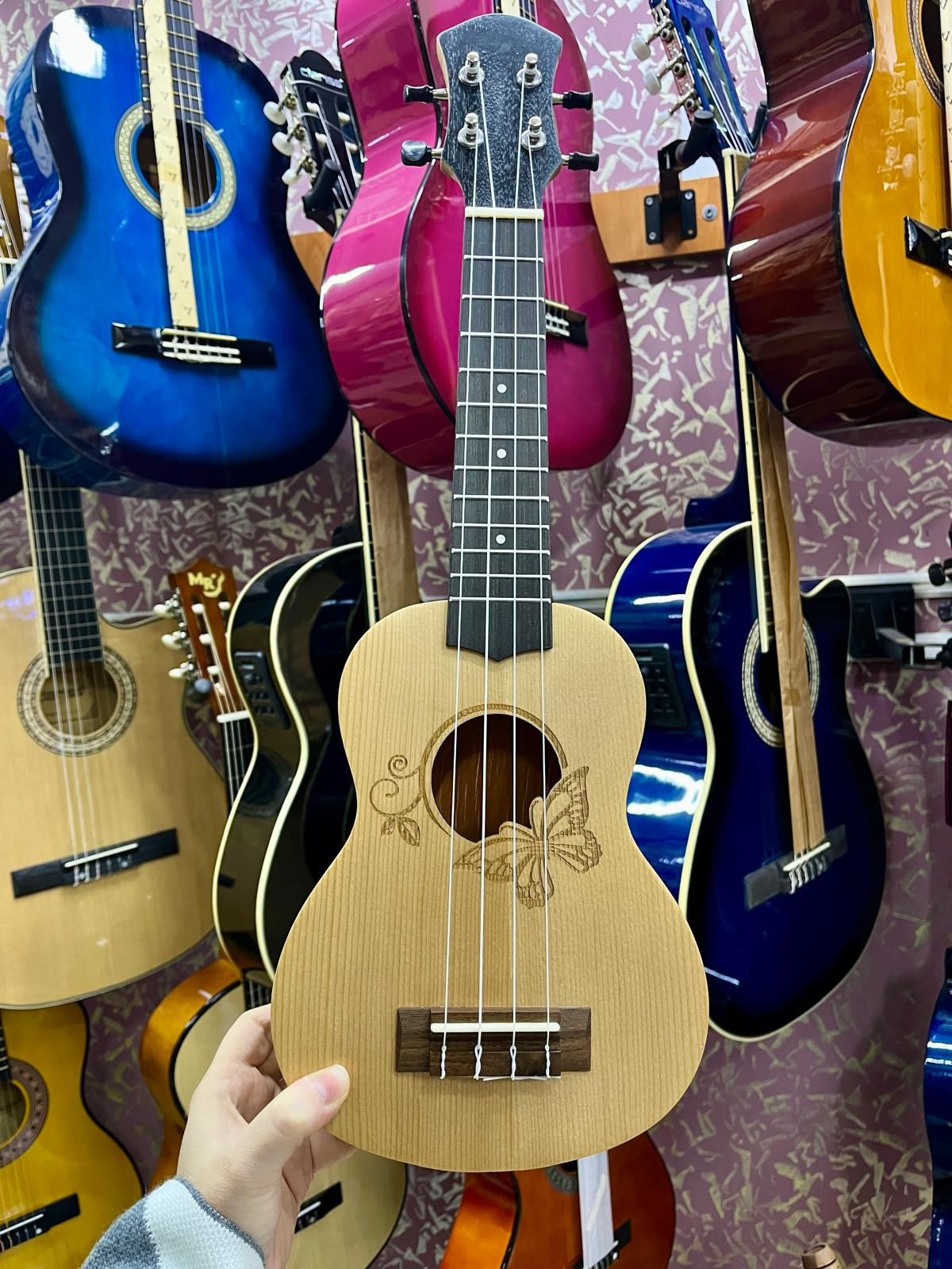 KELEBEK DETAYLI SOPRANO NATUREL UKULELE KOD 6547