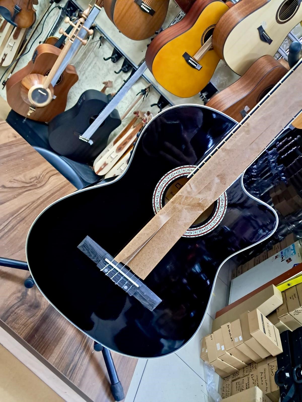 Clariss CCG-100CBKEQ Siyah Elektro Klasik Gitar Kesik Kasa Tam Boy 4/4